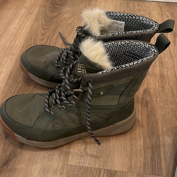 Hunter green meadows shorty Columbia snow boots - Picture 4 of 9